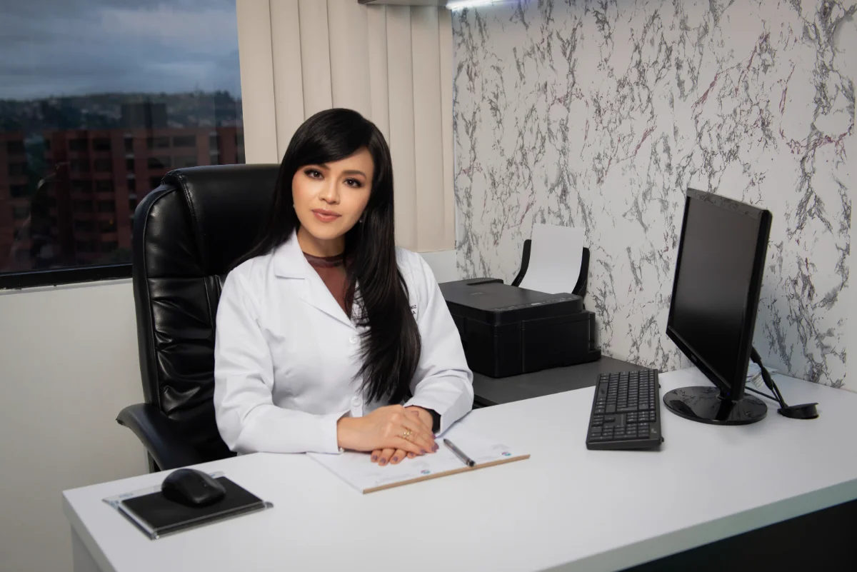 Dra. Tatiana Martínez en su consultorio